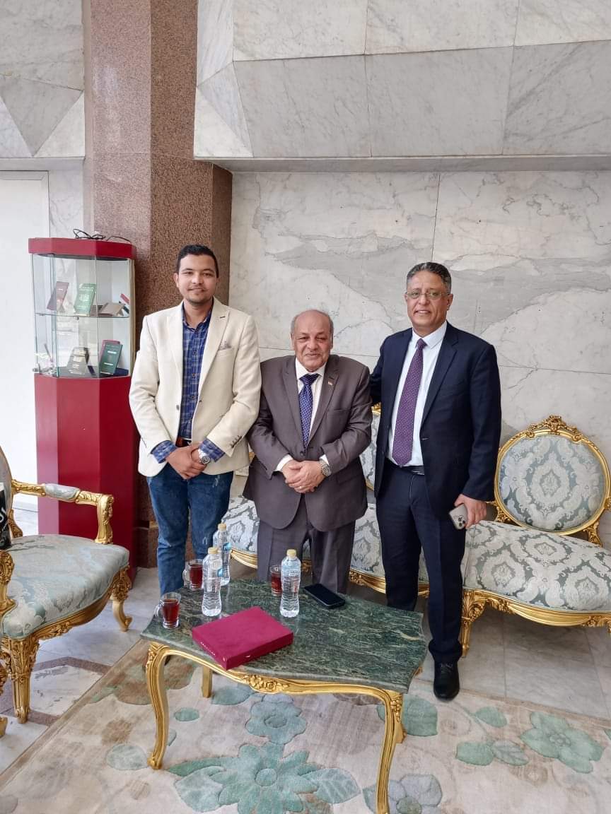مدرّس مصري يقدم شقة لطلاب يمنيين القادمين من مناخة صنعاء كرد جميل