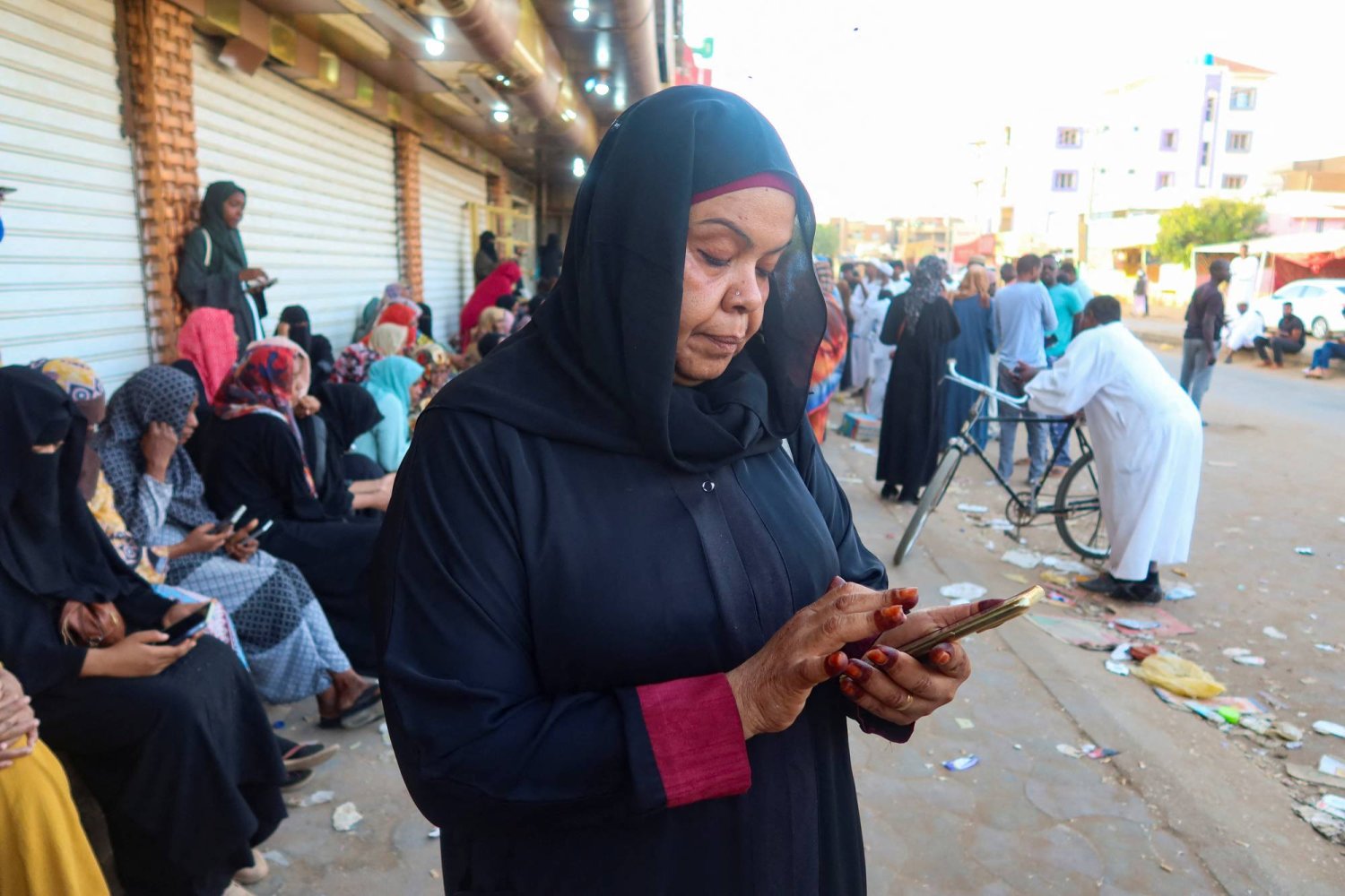 السودانيون يترقبون بقلق توقف الإنترنت الفضائي