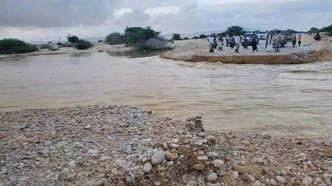 الغيضة .. الشرطة تحذر المواطنين من التواجد في مجاري السيول أثناء هطول الأمطار
